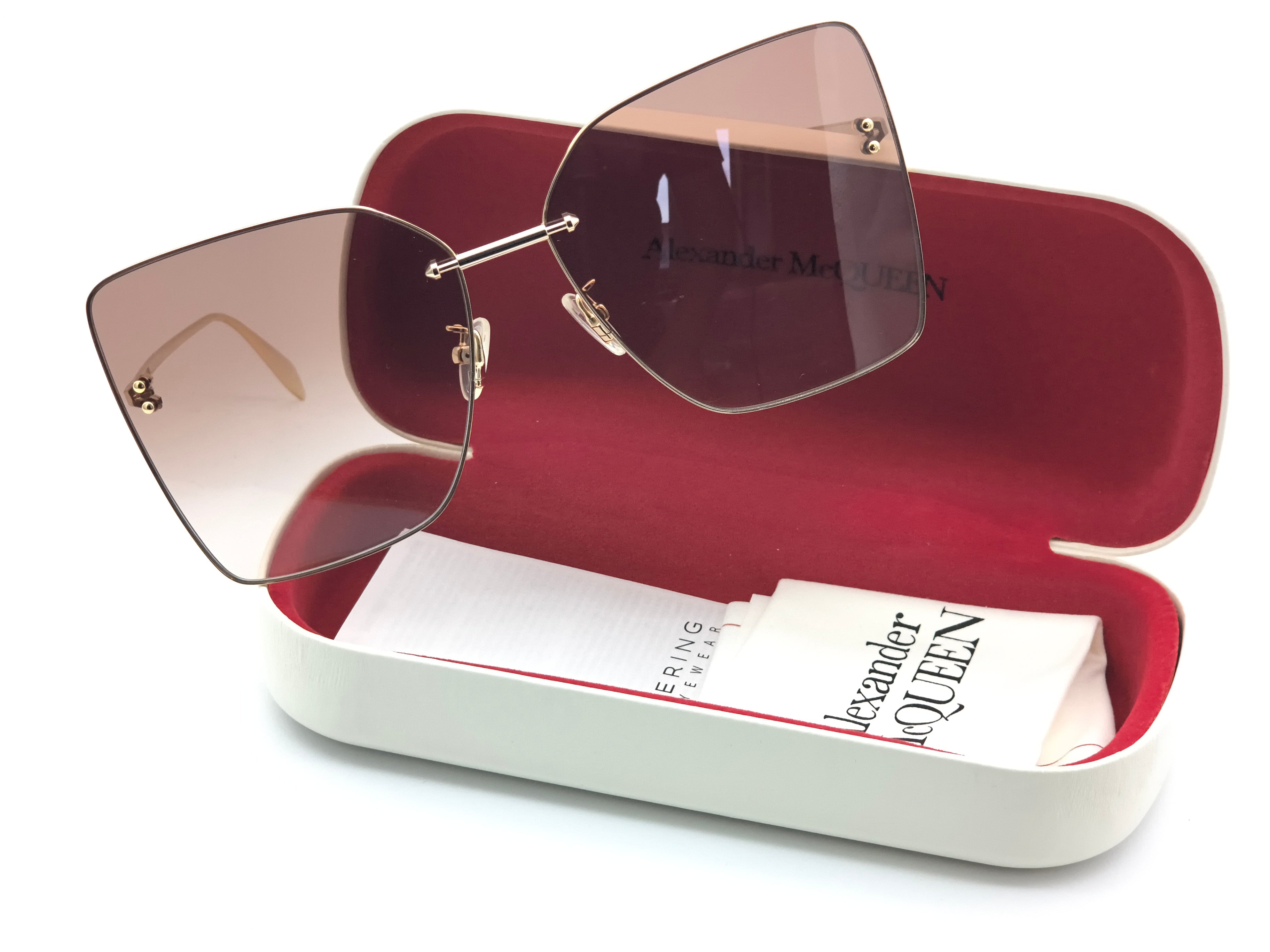 Okulary przeciwsłoneczne Alexander McQUEEN AM0342S  002 zarysowane